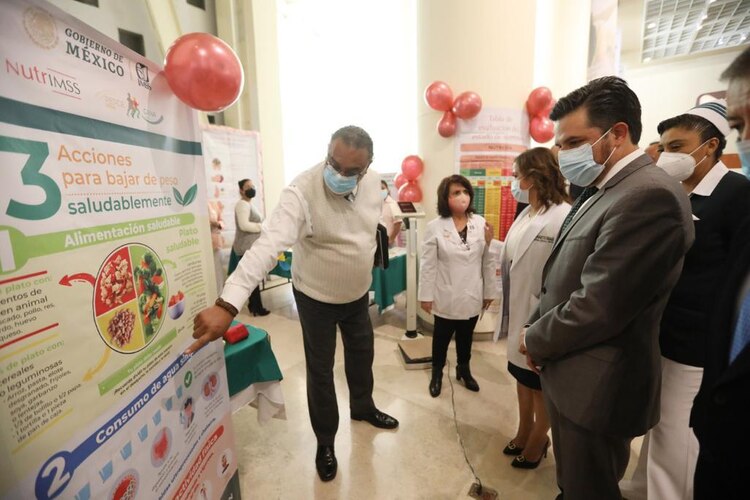 Feria de la salud en el lobby del edificio central del IMSS.