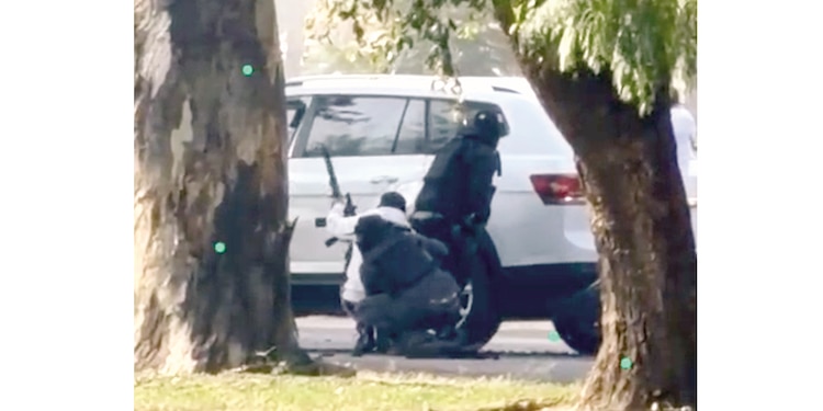 TRES de los sicarios en plena balacera; llevan protección y el rostro cubierto.