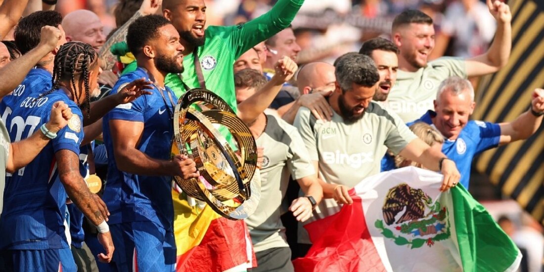 El mexicano Bernardo Cueva en la celebración del Chelsea como campeón del Mundial de Clubes