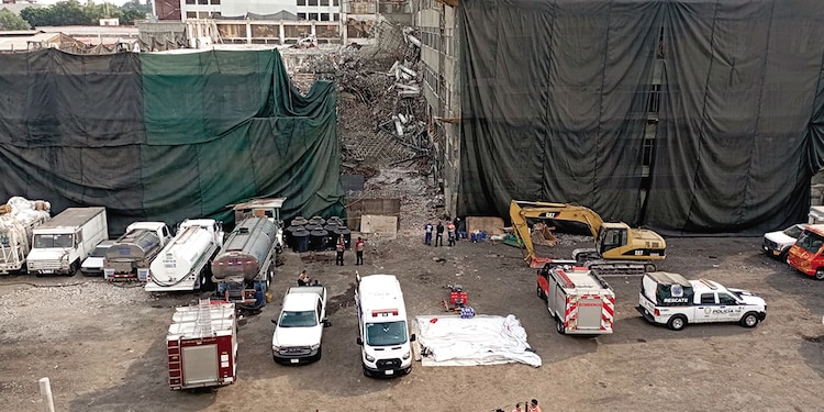 Tres pisos del inmueble cafectado por sismos colapsaron la tarde de ayer.
