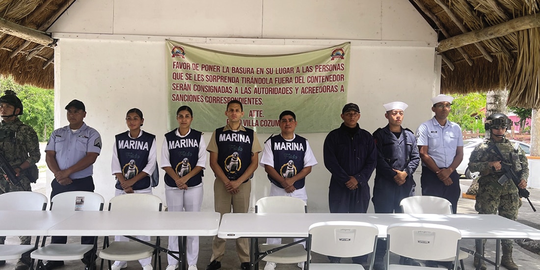 Elementos de la Marina que apoyan a la población de Cozumel, ayer.