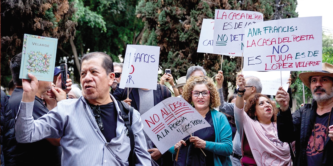 MANIFESTANTES afuera de la Casa del Poeta, en junio pasado.