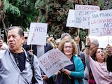 MANIFESTANTES afuera de la Casa del Poeta, en junio pasado.