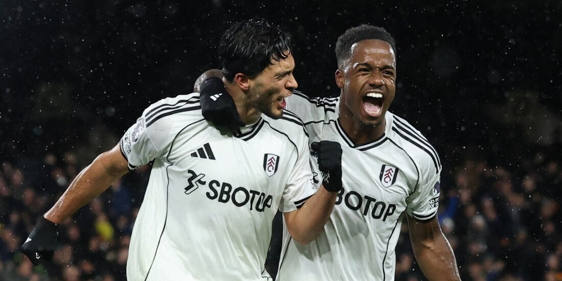 Raúl Jiménez festeja su gol con Ryan Sessegnon en el duelo entre Fulham y Sunderland.