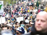 Multitudes marchan en Bélgica en contra de las nuevas medidas sanitarias por el coronavirus.
