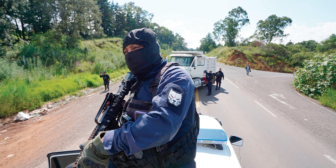 ELEMENTOS de seguridad atienden un registro de violencia del CJNG en Pátzcuaro, Michoacán, el pasado 22 de septiembre.