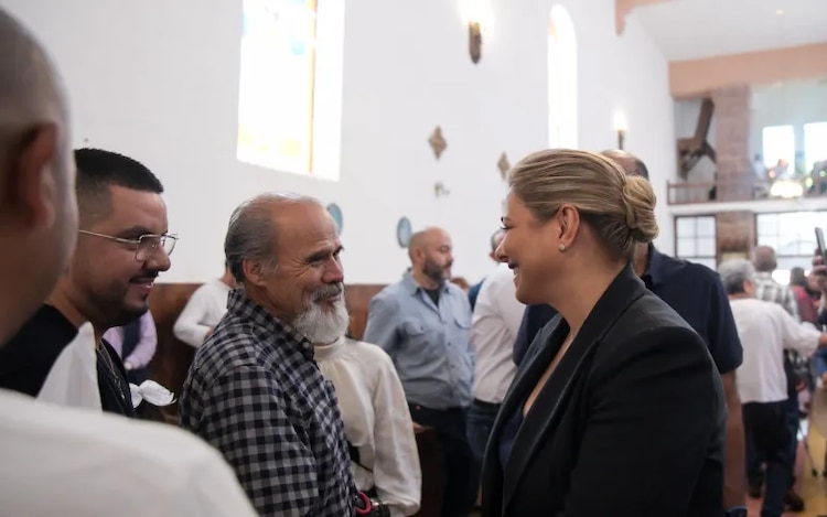 La gobernadora Maru Campos asistió a ceremonia en memoria de sacerdotes jesuitas asesinados.