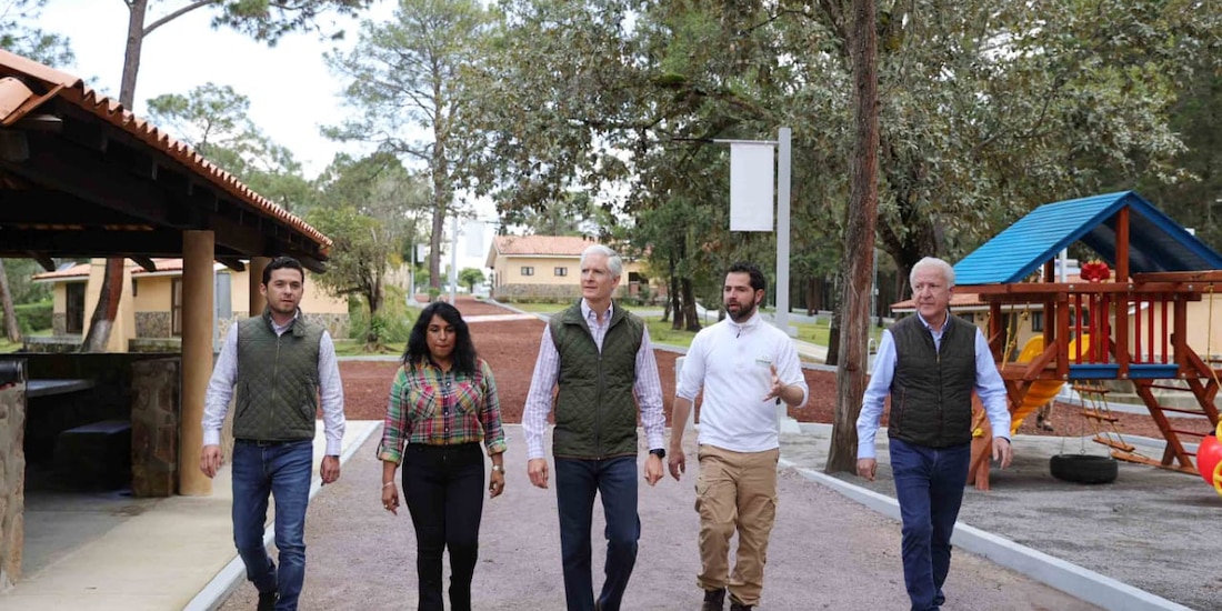 El gobernador Alfredo Del Mazo, al hacer un recorrido por el Parque Estatal Sierra de Nanchititla, en Luvianos, ayer.