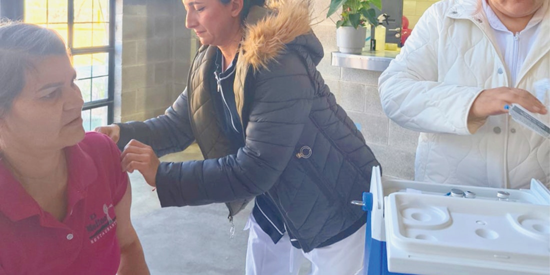 BRIGADISTAS de Salud de Durango, al recorrer ayer casa por casa.