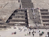 Turistas al visitar, ayer, las Pirámides de Teotihuacán para llenarse de energía y realizar rituales.