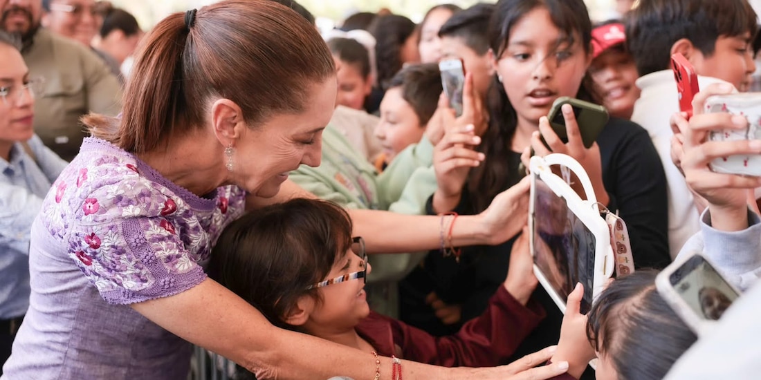 Presidenta Claudia Sheinbaum durante la entrega de tarjetas de la beca Rita Cetina en Tijuana, Baja California.