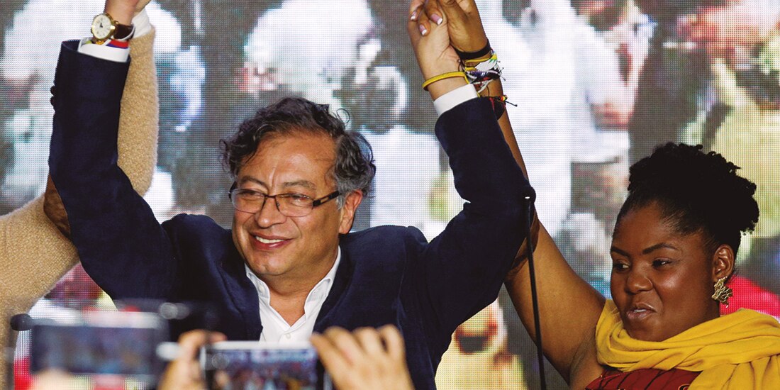 El opositor Gustavo Petro celebra la ventaja ante simpatizantes, ayer.