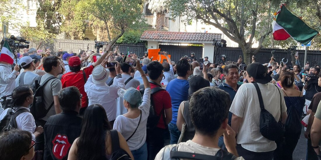 Mexicanos protestan en la embajada de Ecuador.