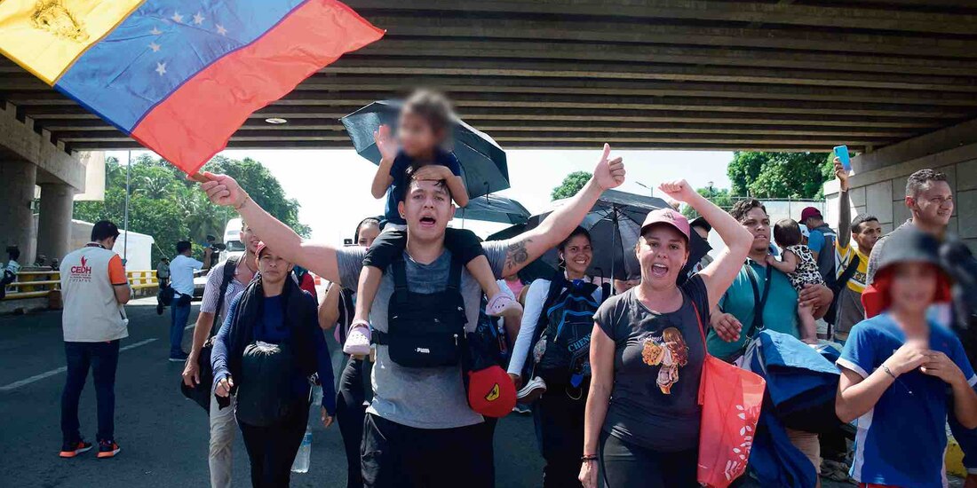 Migrantes venezolanos buscan tener documentos legales y visas americanas.