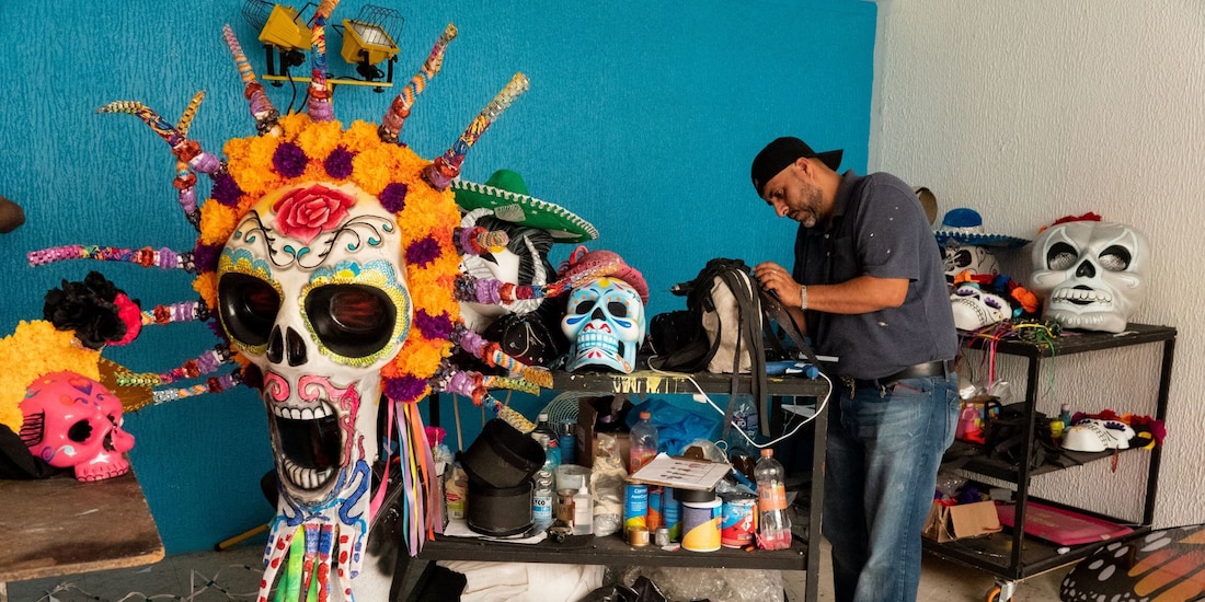 Artesanos trabajan a marchas forzadas en la elaboración de cráneos gigantes, catrinas monumentales y carros alegóricos.
