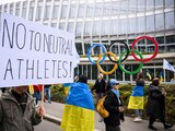 Miembros de la rama de Ginebra de la sociedad ucraniana en Suiza protestan durante una manifestación para instar al COI a reconsiderar su decisión de participación de atletas rusos y bielorrusos en París 2024.