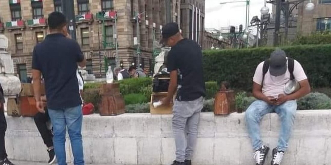 Boleros en la explanada del Palacio de Bellas Artes