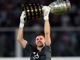 Emiliano Martínez, portero de Argentina, celebra la obtención de la Copa América.