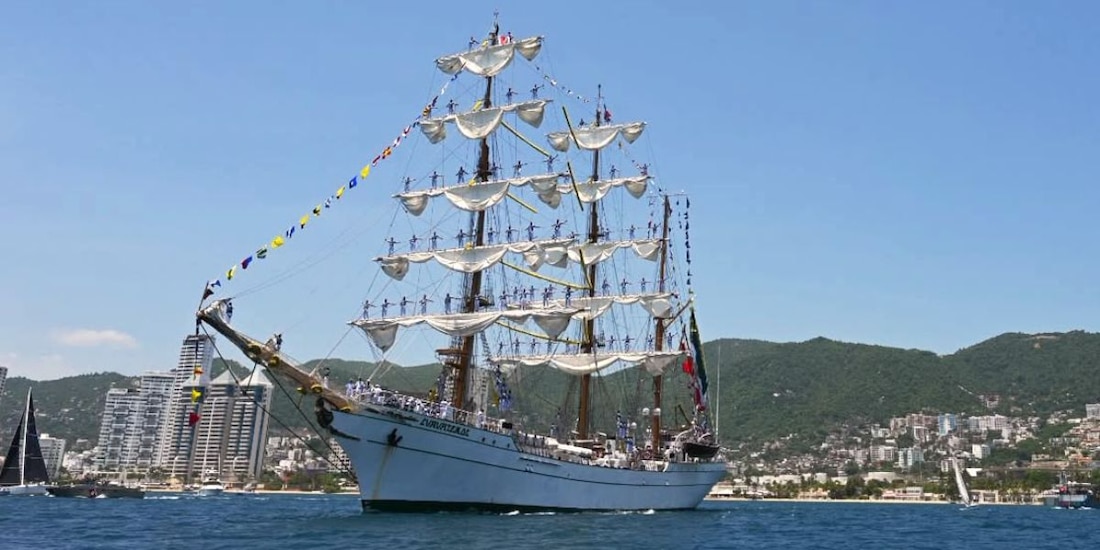 El buque escuela Cuauhtémoc desplegó sus velas principales frente a la costa del puerto antes de enfilar su ruta hacia las aguas internacionales.