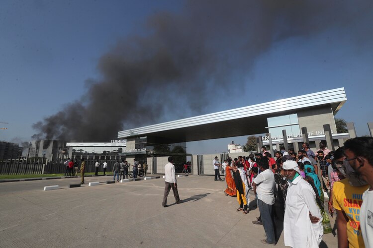 Incendio en el mayor fabricante de vacunas del mundo que fabrica la vacuna AstraZeneca / Oxford University para el coronavirus, en Pune, India, el jueves 21 de enero de 2021.