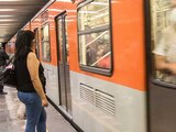En la estación del metro Hidalgo, policías de la SSC apoyaron a una mujer embarazada que presentó dolores intensos