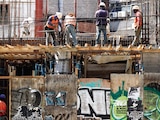 Trabajadores de la construcción durante su jornada, en un edificio de la colonia Condesa, CDMX, en mayo.