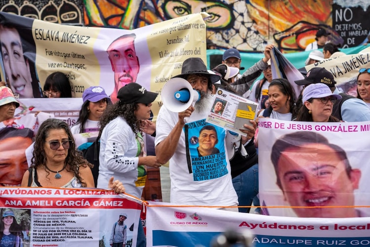 Colectivos marcharon con mantas de fichas de desaparecidos