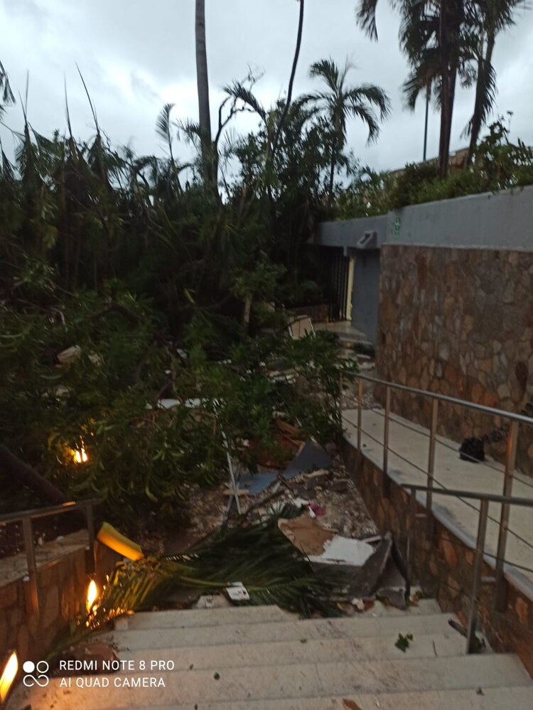 Hotel Emporio, en Acapulco, tras el paso de Otis.