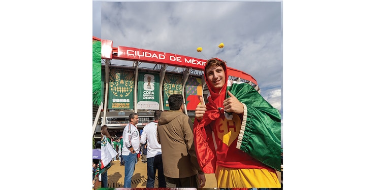 FANS con disfraces de sus ídolos.