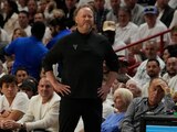 El entrenador de los Bucks de Milwaukee Mike Budenholzer durante el cuarto juego de la serie contra el Heat de Miami en los playoffs de la NBA