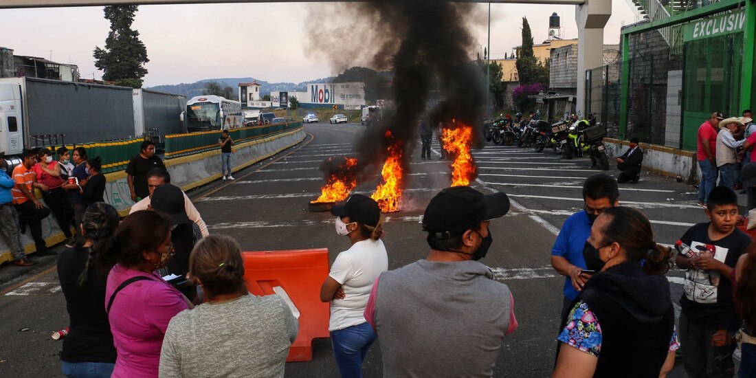 Vecinos del pueblo San Miguel Topilejo bloquearon la autopista México-Cuernavaca.