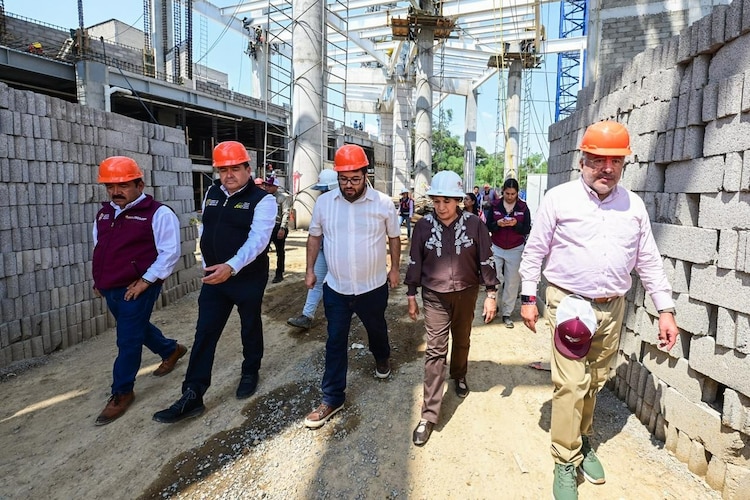 La gobernadora Delfina Gómez Álvarez supervisa la construcción de la Línea 3 del Mexicable.