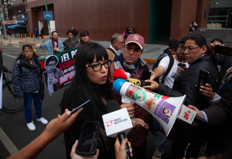 Familiares de Miguel Ángel Rojas hablan ante la prensa para exigir justicia por muerte del fotoperiodista en abril de 2025.