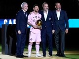 Lionel Messi sostiene su octavo Balón de Oro en el DRV PNK Stadium, casa del Inter Miami.