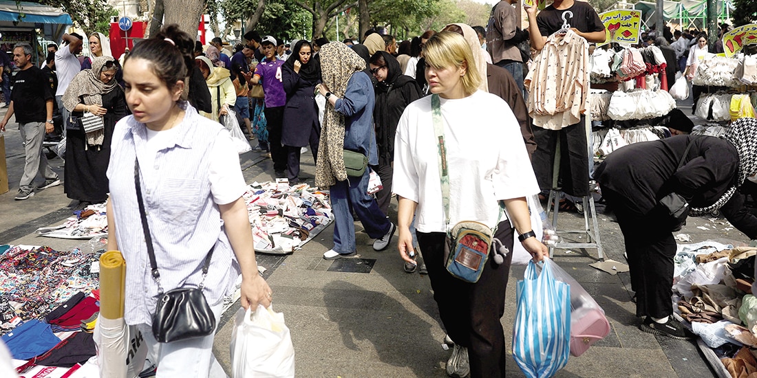 Gente camina en el Gran Bazar de Teherán, en medio del conflicto, ayer.