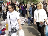 Gente camina en el Gran Bazar de Teherán, en medio del conflicto, ayer.