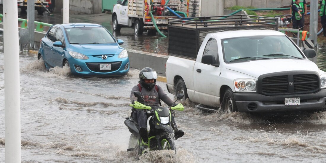 Lluvias provocan encharcamientos en la Ciudad de México.