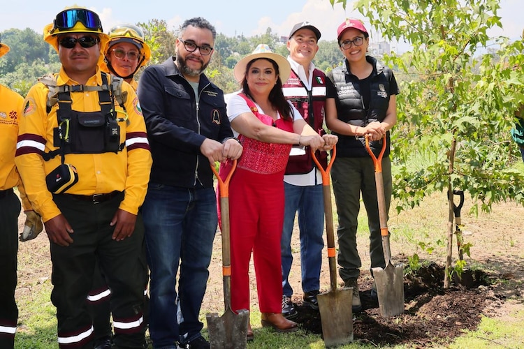 Al centro, la Jefa de Gobierno, Clara Brugada, y el alcalde Javier López Casarín.