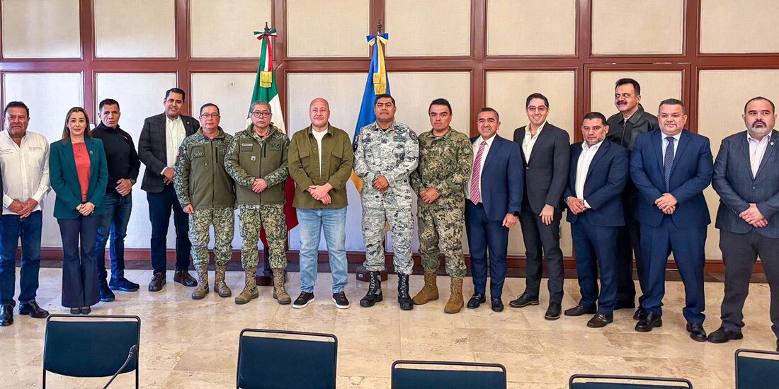 El Gobernador de Jalisco con autoridades.