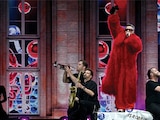 Robbie Williams hizo vibrar al público con el clásico “Rock DJ”.