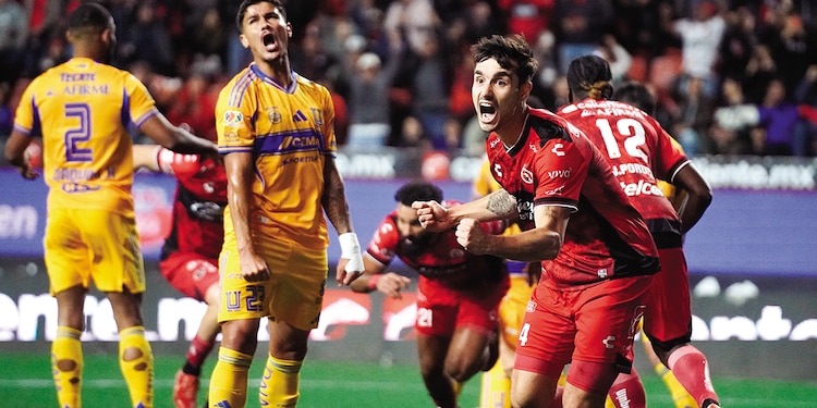 Los Xolos de Tijuana tienen un pie en las semifinales. El conjunto de la frontera venció 3-0 a los Tigres en el duelo de ida de los cuartos. La vuelta es el sábado en el Volcán.