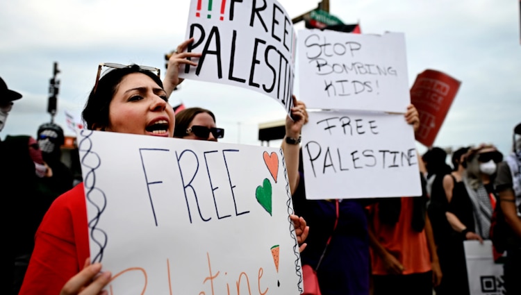 Manifestantes pro-Palestina afuera del Lincoln Financial Field de Filadelfia, EU, el sábado 19 de septiembre de 2026.