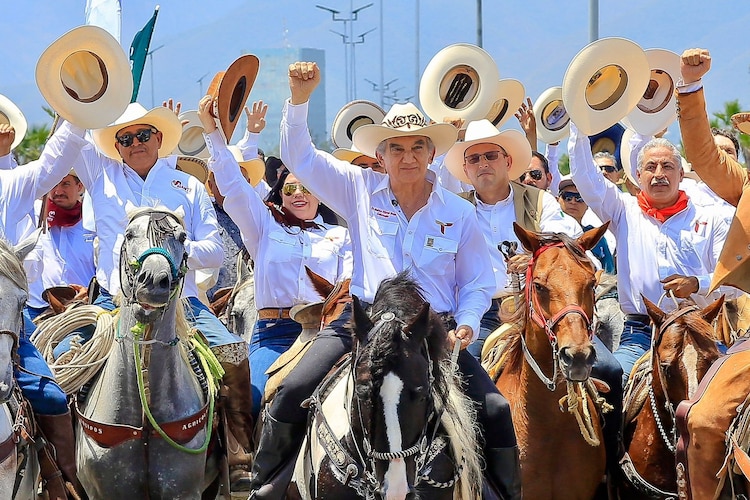 Al centro, el gobernador Américo Villarreal durante la Cabalgata de la Unidad en Tamaulipas.