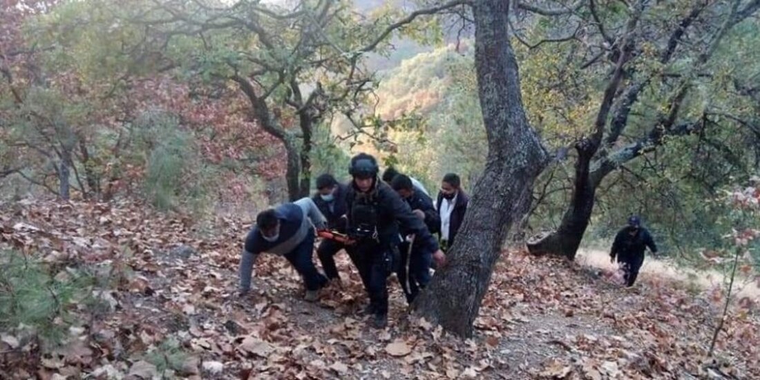 La volcadura de una camioneta que trasladaba a migrantes dejó como saldo una persona muerta y 20 heridos en la región de Valles Centrales, en Oaxaca.