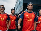 Carlos Sainz llegó con el jersey de España al Gran Premio de Bélgica, en la víspera de la final del Mundial 2026.