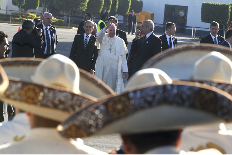 El papa Francisco fue recibido y despedido en el AICM.