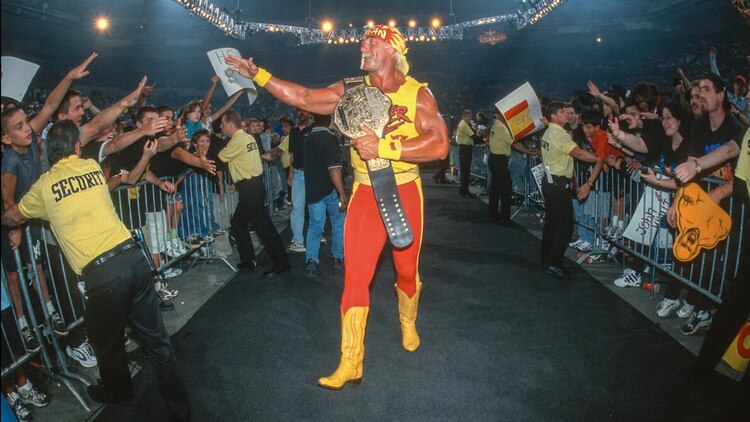 Hulk Hogan realizando su entrada con el título de la WWE.