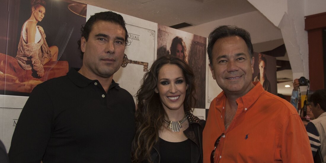 Nicandro Díaz González con el elenco de su telenovela "Amores Verdaderos"