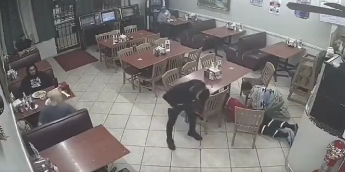 Un hombre que intentó asaltar una taquería llevaba un arma de juguete; en el lugar le dispararon.