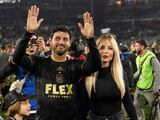 Carlos Vela celebra con su esposa, Saioa Cañibano, tras la victoria del LAFC ante Houston Dynamo en la final de la Conferencia Oeste de la MLS.